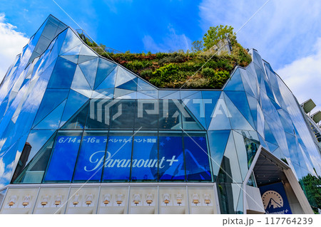 東京　渋谷区の都市風景　神宮前交差点　東急プラザ原宿「ハラカド」 117764239