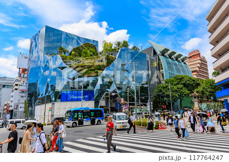 東京 渋谷区の都市風景 神宮前交差点 東急プラザ原宿「ハラカド」 東京 渋谷区の都市風景 神宮前交差点 東急プラザ原宿「ハラカド」 117764247