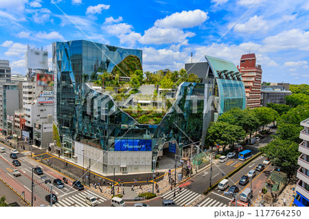 東京 渋谷区の都市風景 神宮前交差点 東急プラザ原宿「ハラカド」 東京 渋谷区の都市風景 神宮前交差点 東急プラザ原宿「ハラカド」 117764250