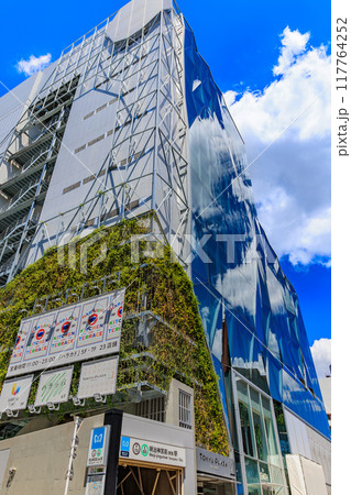 東京 渋谷区の都市風景 神宮前交差点 東急プラザ原宿「ハラカド」 東京 渋谷区の都市風景 神宮前交差点 東急プラザ原宿「ハラカド」 117764252