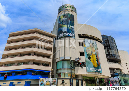 東京　渋谷区の都市風景　神宮前交差点　ラフォーレ原宿 117764270