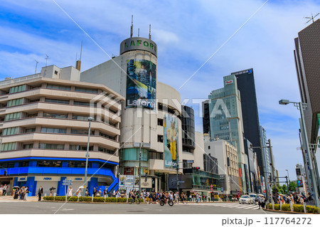 東京　渋谷区の都市風景　神宮前交差点　ラフォーレ原宿 117764272