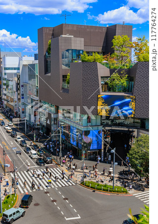 東京　渋谷区の都市風景　神宮前交差点　東急プラザ表参道「オモカド」 117764274