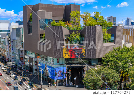 東京　渋谷区の都市風景　神宮前交差点　東急プラザ表参道「オモカド」 117764275