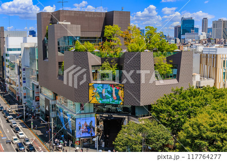 東京　渋谷区の都市風景　神宮前交差点　東急プラザ表参道「オモカド」 117764277