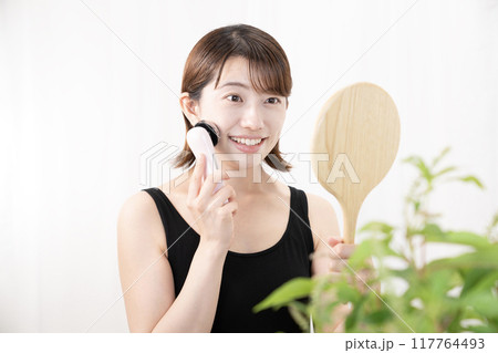 ビューティー　美顔器を使う女性 117764493