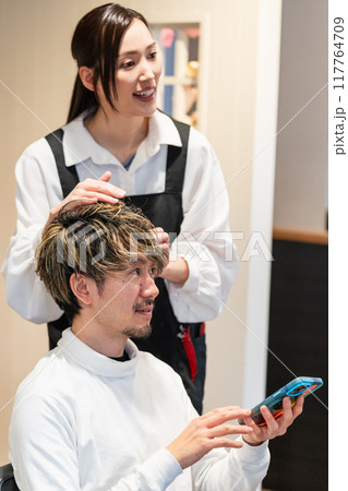 beauty parlor 117764709