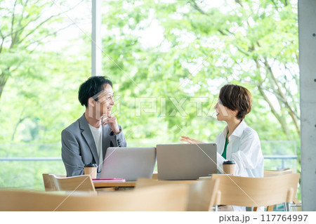 ミーティング中のビジネスマン　会話する会社員 117764997