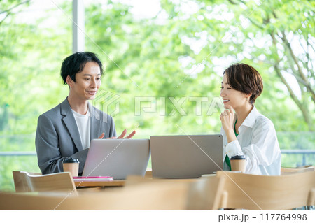 ミーティング中のビジネスマン　会話する会社員 117764998
