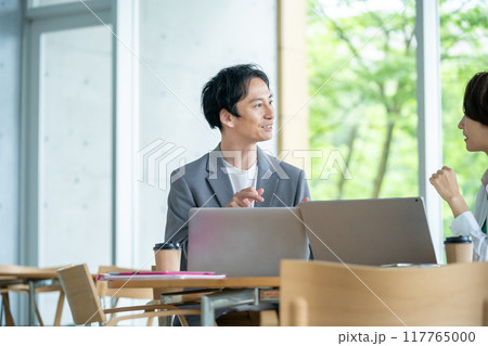 ミーティング中のビジネスマン　会話する会社員 117765000