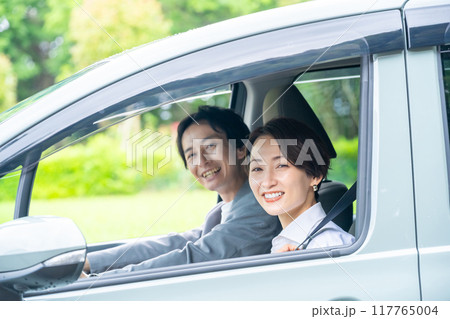 ドライブをする夫婦　車で出かけるカップル 117765004