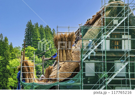 富山県　五箇山　相倉合掌造り集落　合掌造り民宿・勇助　茅葺き屋根の葺き替え作業　世界遺産 117765216