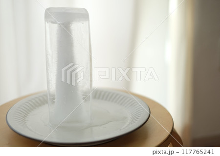 牛乳パックで作る氷柱 117765241