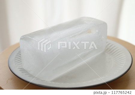 牛乳パックで作る氷柱 117765242