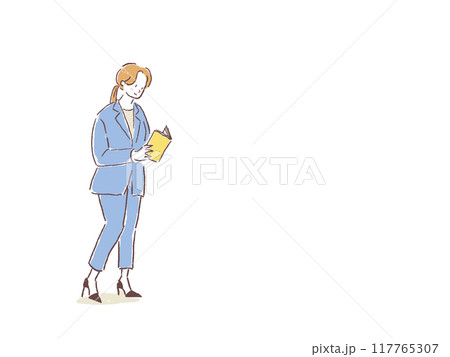 本を読むスーツを着た女性 本を読むスーツを着た女性 117765307