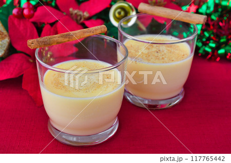 ロンポペ Rompope メキシコや中南米の卵の飲み物 クリスマスのイメージで ロンポペ Rompope メキシコや中南米の卵の飲み物 クリスマスのイメージで 117765442