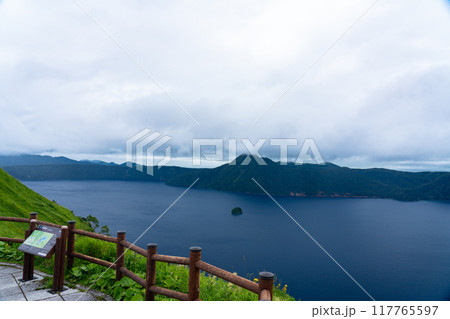 雲の広がる夏の摩周湖 第三展望台 北海道 117765597