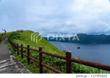 雲の広がる夏の摩周湖 第1展望台 北海道 117765602