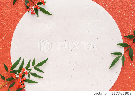 紅白の和紙に南天の葉と万両の実の和風背景 117765905