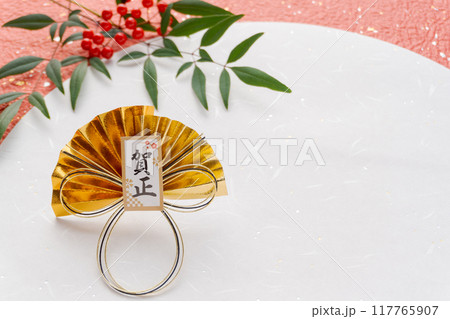 紅白の和紙に賀正の文字入りの金の扇子の和風背景 117765907