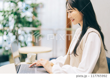 カフェでパソコンを使う女性　　 117765992