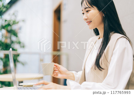 カフェでパソコンを使う女性 カフェでパソコンを使う女性 117765993