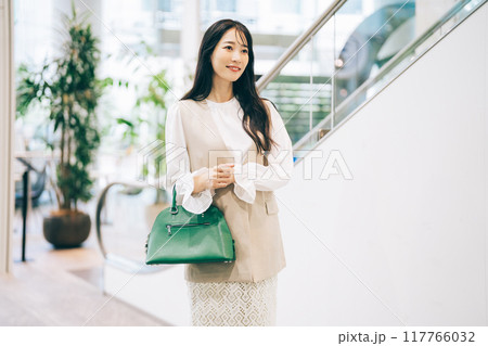 ショッピングをする女性 117766032