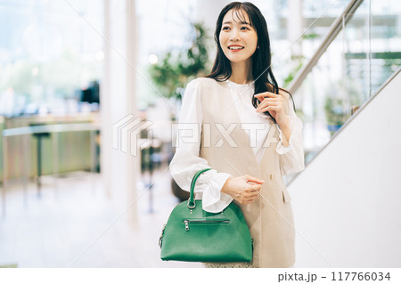 ショッピングをする女性 ショッピングをする女性 117766034