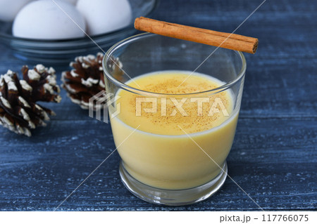 ロンポペ　Rompope　メキシコの卵酒　クリスマスのイメージで 117766075