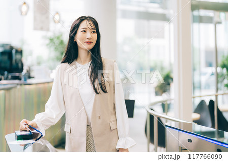 セキュリティゲートを通る女性 117766090