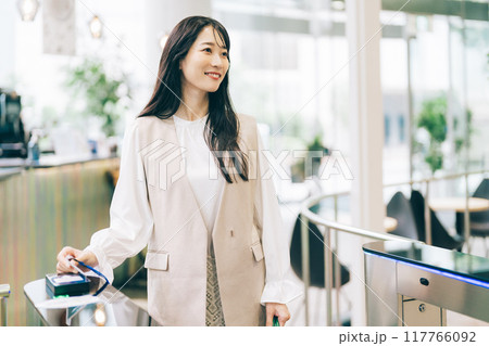 セキュリティゲートを通る女性 117766092