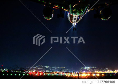 夜の伊丹空港に着陸する飛行機 117766406