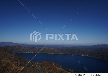 初冬の摩周湖と摩周岳 117766768