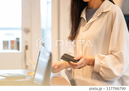 beauty parlor 117766790