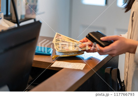 beauty parlor 117766793