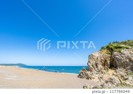 日出の石門　岸の石門　二億年前の海洋底が太平洋プレートにより移動　うねる褶曲や断層は過去の変動の記録 117766849