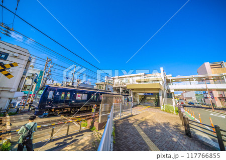 日本の横浜都市景観　8月。SOTETSU　鶴ケ峰駅や電車などを望む＝令和6年8月25日 117766855