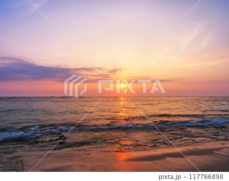 沖縄県読谷村渡慶次ビーチの美しい夕景 117766898