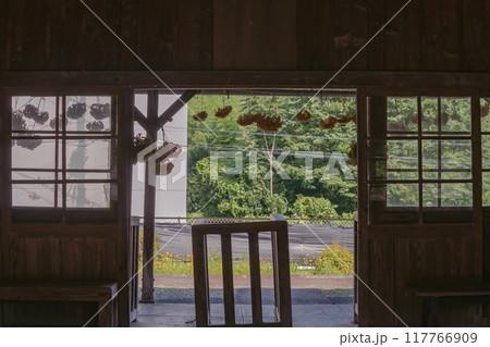 上神梅駅のレトロな駅舎の待合室と改札口【わたらせ渓谷鐡道】群馬県 上神梅駅のレトロな駅舎の待合室と改札口【わたらせ渓谷鐡道】群馬県 117766909
