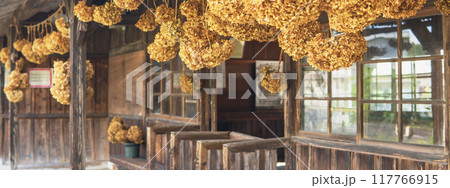 ドライフラワーが下がるノスタルジックな上神梅駅【わたらせ渓谷鐡道】群馬県 117766915