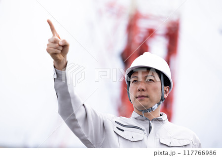 工事現場で働く作業員 工事現場で働く作業員 117766986