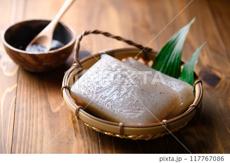 蒟蒻　（ 木目背景 ） 117767086