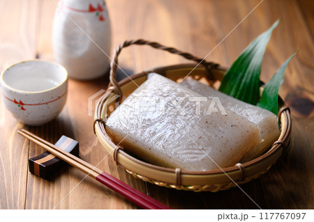 蒟蒻　（ 木目背景 ） 117767097