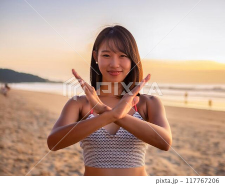 手をバツの方にする美女 117767206