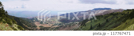渋峠から見る草津白根山と芳ヶ平湿原の絶景【日本国道最高地点・上信越高原国立公園】群馬県・10月 117767471