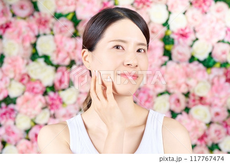 顔を触る女性 117767474