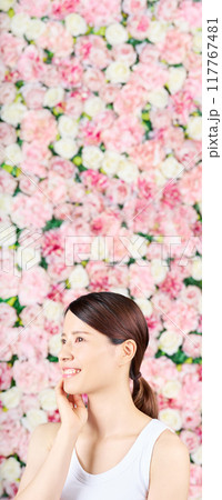 顔を触る女性 117767481