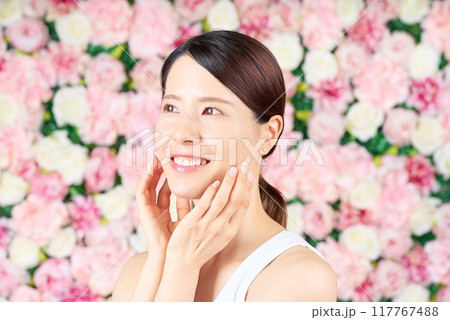 顔を触る女性 117767488