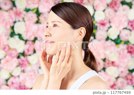 顔を触る女性 顔を触る女性 117767489