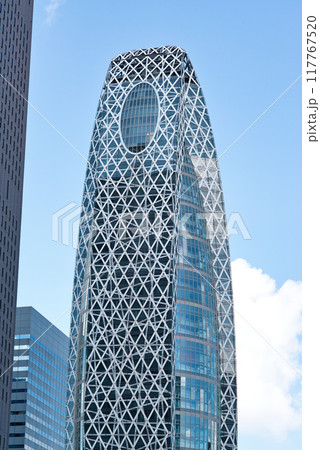 東京新宿駅西口　モード学園コクーンタワーの風景 117767520